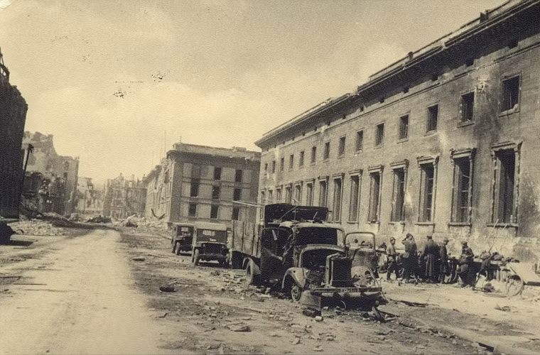 Khung cảnh hoang tàn, đổ nát bên ngoài văn phòng làm việc của Hitler năm 1945. Tòa nhà này gần như bị phá hủy hoàn toàn trong Trận chiến Berlin.