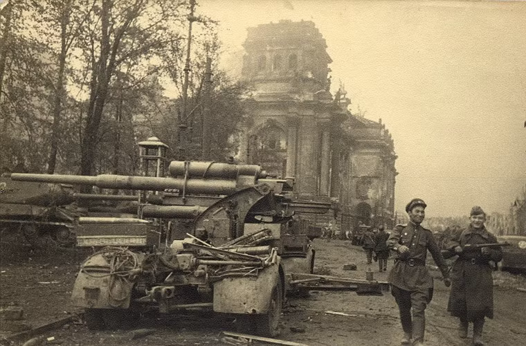 Binh sĩ Liên Xô mỉm cười khi đi qua tòa nhà Quốc hội Đức sau khi phát xít Đức bại trận và đầu hàng quân đồng minh tháng 5/1945.