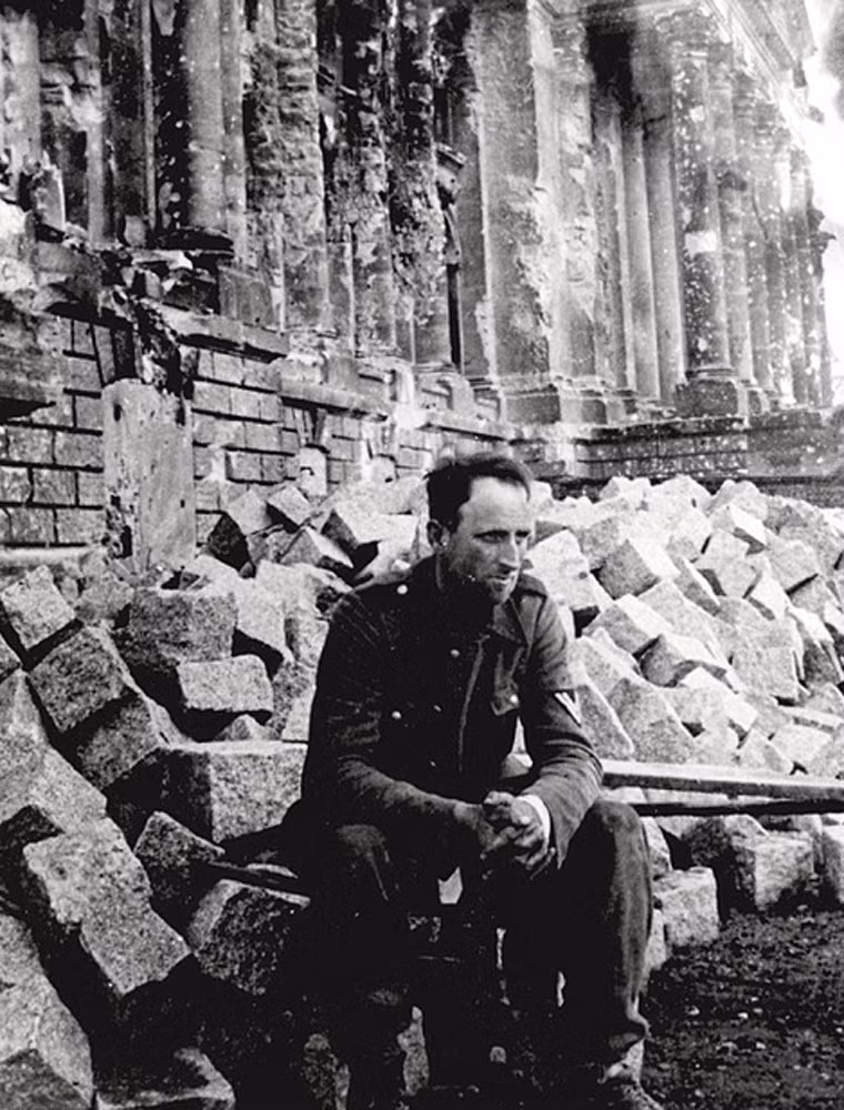 Một binh lính phát xít Đức ngồi bên cạnh khu vực đổ nát, hoang tàn ở Tòa nhà Quốc hội.