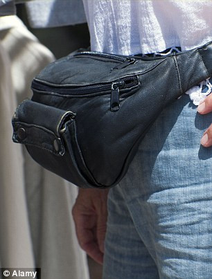 Khi đi du lịch, nhiều du khách chọn lựa sử dụng những chiếc túi đeo ngang hông có nhiều ngăn nhỏ vô cùng tiện lợi.