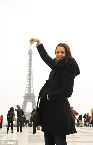 Cũng theo Daily Mail, khi đến thủ đô Paris, Pháp, nhiều du khách đã chụp những bức ảnh ấn tượng như "chạm" tay tới đỉnh tháp Eiffel - một trong những địa điểm du lịch nổi tiếng thế giới.