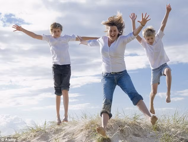 Trong khi đó, một số nhóm du khách khi đi du lịch thường chụp những bức ảnh mọi người đồng loạt nhảy lên. Theo đó, họ sẽ có những bức ảnh đặc sắc, thú vị và vui vẻ.