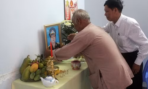 Dua thi the phi cong Su-22 Nguyen Anh Tu ve tham nha-Hinh-2