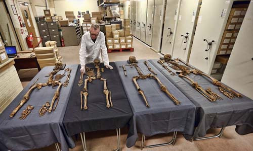 Chuyên gia Don Walker tiến hành nghiên cứu bốn bộ xương được phát hiện tại khu vực khảo cổ ở giữa lòng thủ đô Moscow.