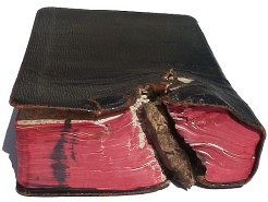 Cuốn kinh thánh của Kurt Geiler - lính bộ binh thuộc quân đội Đức bị găm mảnh bom dài 4 cm hồi Chiến tranh thế giới 1.