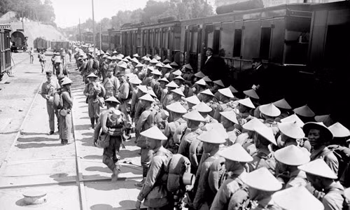 Hơn 90.000 binh lính thuộc Quân đội An Nam (quân đội thuộc địa của Pháp) tham gia Chiến tranh thế giới 1 tại Saint-Raphael. Hàng chục ngàn binh sĩ này đã có mặt trên các chiến trường châu Âu hồi Chiến tranh thế giới 1.