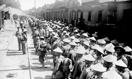 Hơn 90.000 binh lính thuộc Quân đội An Nam (quân đội thuộc địa của Pháp) tham gia Chiến tranh thế giới 1 tại Saint-Raphael. Hàng chục ngàn binh sĩ này đã có mặt trên các chiến trường châu Âu hồi Chiến tranh thế giới 1.