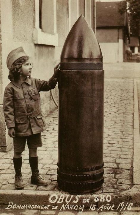 Năm 1916, một nhiếp ảnh gia đã chụp cảnh một bé gái dũng cảm đứng cạnh quả bom nổ chậm. Hiện, người ta vẫn thấy vật liệu nổ sót lại từ Chiến tranh thế giới 1 và 2 ở trên lãnh thổ châu Âu.