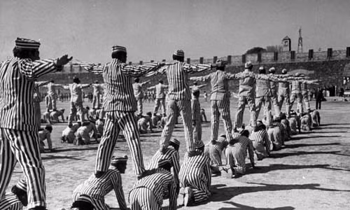 Tại nhà tù Black Palace, tù nhân nam tập thể dục với các bài thể dục thể hiện sự dẻo dai của cơ thể cũng như được chơi bóng chày, bóng chuyền và bóng rổ.