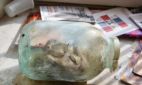 Những vết sẹo trên xác ướp vẫn còn khá rõ nên cơ quan điều tra cho rằng cơ sở thí nghiệm bệnh lý này mới bị bỏ hoang cách đây không lâu, được dự đoán khoảng ba năm trước.