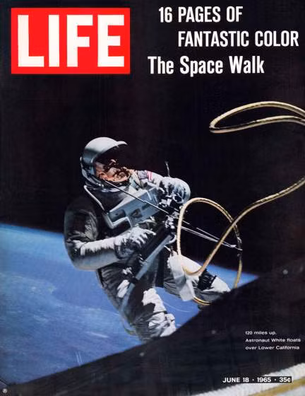 Ngày 18/6/1965, tạp chí LIFE đã dành 16 trang đăng tải loạt ảnh tàu vũ trụ Gemini lần đầu tiên được phóng vào quỹ đạo cũng như chuyến đi bộ ngoài không gian đầu tiên của nhà du hành vũ trụ Edward White.