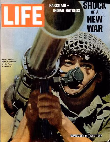Ảnh bìa tạp chí LIFE số ra ngày 17/9/1965 ghi dấu cuộc căng thẳng giữa Ấn Độ và Pakistan về vùng tranh chấp Kashmir mà hai bên đều tuyên bố chủ quyền.