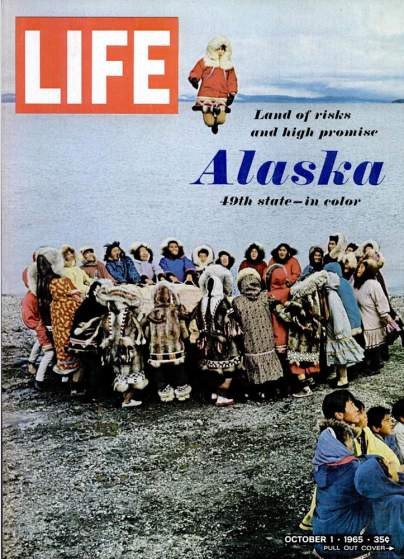 Ảnh chụp Alaska sau 6 năm trở thành tiểu bang thứ 49 của Mỹ xuất hiện trên trang bìa tạp chí LIFE số ra ngày 1/10/1965. Đằng sau tấm ảnh là bài viết về con người, vẻ đẹp thiên nhiên và kinh tế.