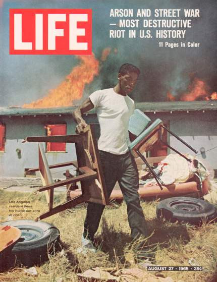 Cuộc bạo loạn trong khu phố Watts của Los Angeles, Mỹ vào năm 1965 xuất hiện trên trang bìa tạp chí LIFE số ra ngày 27/8/1965. Cuộc bạo loạn này xuất phát từ vấn đề chủng tộc, thất nghiệp và một số vấn đề khác.