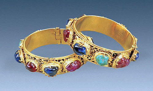 Cận cảnh hai chiếc vòng tay được chế tác vô cùng tinh xảo, có đường kính khoảng 7 cm. Những chiếc vòng tay bằng vàng này được kết hợp với một số loại đá quý gồm ngọc bích, hồng ngọc và ngọc lam.