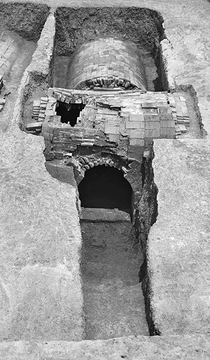 Hình ảnh bên ngoài ngôi mộ Quý bà Mei có một mái vòm.