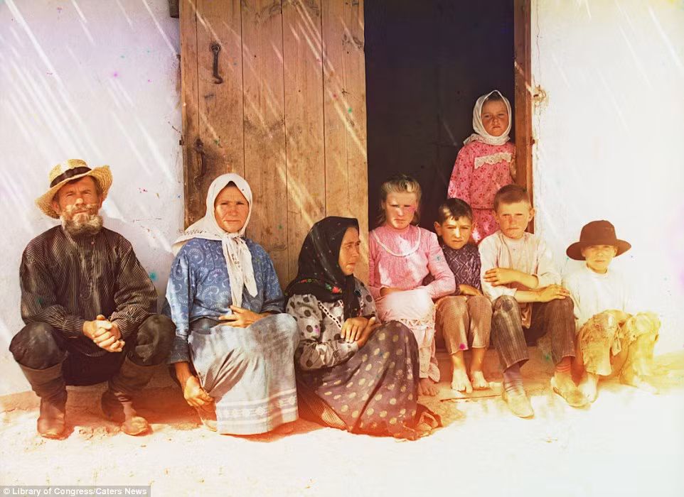 Ảnh chụp một gia đình mới chuyển đến thảo nguyên Mugan sinh sống.