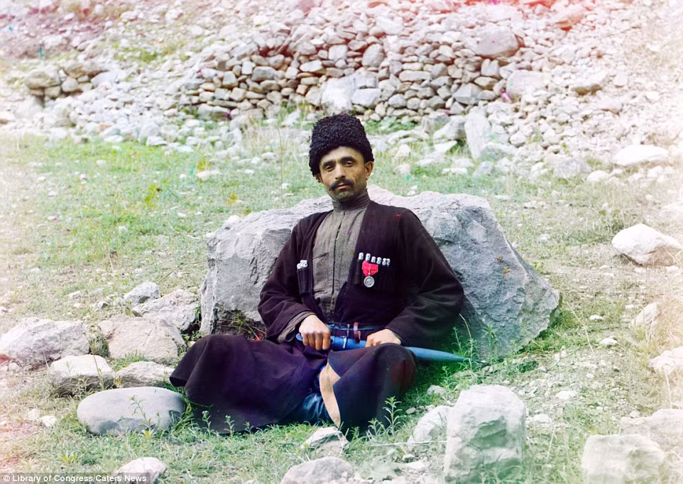 Cựu chiến binh Hồi giáo trong trang phục truyền thống mang theo dao găm bên mình tại Dagestan, phía Tây Nam nước Nga năm 1904.