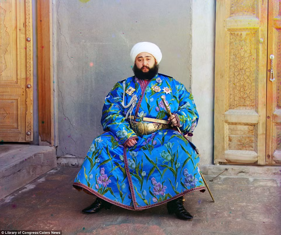 Nhà hóa học Sergey Prokudin-Gorsky là một trong những người tiên phong trong lĩnh vực nhiếp ảnh màu đã đi nhiều nơi trên lãnh thổ Nga và chụp ảnh cuộc sống của người dân ở mỗi vùng đất ông đặt chân đến. Những bức ảnh màu nước Nga hơn 100 năm trước của ông Gorsky là kho báu giá trị. Trong ảnh là chân dung hoàng thân Alim Khan ở Bukhara.
