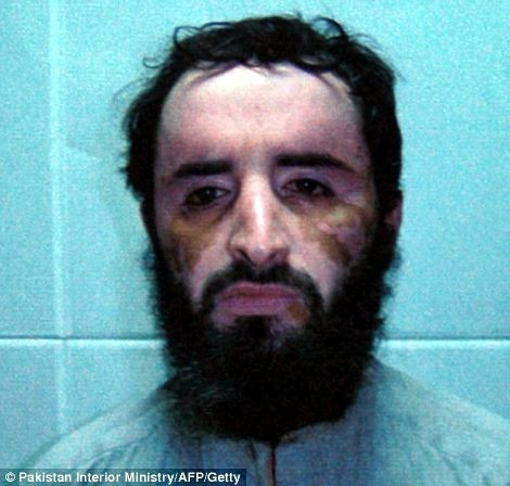 Năm 2005, lực lượng an ninh Pakistan bắt một lãnh đạo al-Qaeda cao cấp là Abu Faraj al-Libi. Tình báo Mỹ cho rằng al-Libi là thủ lĩnh vị trí hàng thứ 3 trong mạng lưới al-Qaeda. Sau một khoảng thời gian áp dụng "Kỹ thuật thẩm vấn mở rộng", Libi đã khai nhận nhiều thông tin quan trọng về tổ chức, trong đó có việc người đưa thư của bin Laden giúp chuyển thông điệp của y ra thế giới bên ngoài 2 tháng một lần.