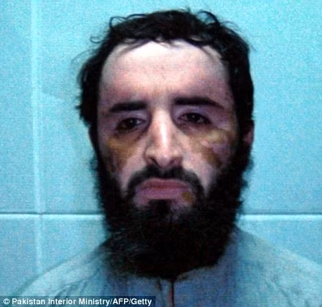 Năm 2005, lực lượng an ninh Pakistan bắt một lãnh đạo al-Qaeda cao cấp là Abu Faraj al-Libi. Tình báo Mỹ cho rằng al-Libi là thủ lĩnh vị trí hàng thứ 3 trong mạng lưới al-Qaeda. Sau một khoảng thời gian áp dụng "Kỹ thuật thẩm vấn mở rộng", Libi đã khai nhận nhiều thông tin quan trọng về tổ chức, trong đó có việc người đưa thư của bin Laden giúp chuyển thông điệp của y ra thế giới bên ngoài 2 tháng một lần.