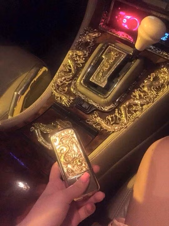 Nhìn ô tô dát vàng là biết chủ nhân đẹp trai và xinh gái rồi.