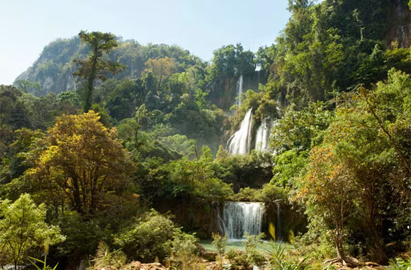 Xếp thứ 6 trong danh sách 27 kỳ quan thiên nhiên châu Á là thác nước Thi Lo Su ở Thái Lan. Đây là một trong những thác nước lớn nhất ở Thái Lan và thu hút rất đông du khách tới đây đắm mình trong dòng nước mát.