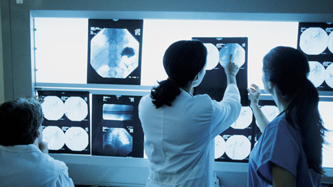 Năm 1833, Chủ tịch Hiệp hội hoàng gia Anh, Sir William Thomson đưa ra tiên đoán "trật lất" đó là “X quang chỉ là trò bịp”. Rontgen đã phát hiện ra công nghệ X quang và trở thành khám phá khoa học thú vị. Ngày nay, X quang được sử dụng phổ biến trong y tế để chụp chiếu xương, nội tạng người...