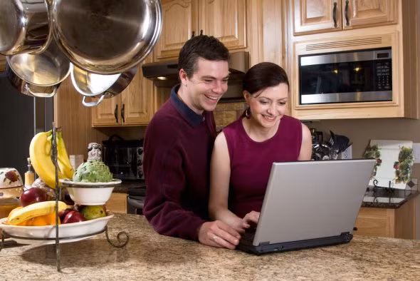 Ken Olson, Chủ tịch hãng Digital Equipment, 1977 từng đưa ra tiên đoán sai lầm đó là: "Không có lý do gì khiến cho bất kỳ người nào muốn có một chiếc máy tính trong nhà họ".