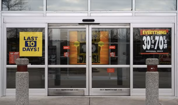 Năm 1899, HG Wells đã miêu tả về cửa tự động trong cuốn tiểu thuyết “When the Sleeper Wakes” (Thức dậy). Vào khoảng 60 năm sau, năm 1960, cửa tự động - những cánh cửa tự động mở ra, khép vào lần đầu được phát minh.