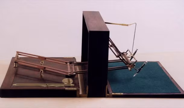 Năm 1910, Edwin Balmer và William MacHarg viết tác phẩm "The Achievements of Luther Trant" trong đó có đề cập đến một bài kiểm tra phát hiện nói dối. 14 năm sau, năm 1924, bài kiểm tra nói dối đầu tiên được sử dụng.