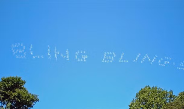 Trong tác phẩm "In The Year 2889" xuất bản năm 1889, Jules Verne đã miêu tả về khái niệm máy bay "viết chữ" trên bầu trời (skywriting). 26 năm sau, vào năm 1915, máy bay tạo khói viết chữ trên bầu trời lần lần đầu tiên được thực hiện tại triển lãm hàng không ở San Francisco.