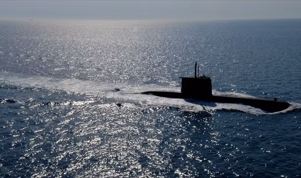 5 năm sau khi viết tác phẩm “Từ Trái đất lên Mặt trăng”, Jules Verne đã sáng tác cuốn "Hai vạn dặm dưới biển" năm 1970. Trong cuốn sách đó, Jules Verne đã viết về việc tàu ngầm chạy bằng điện. Vào khoảng những năm 1960, tàu ngầm chạy bằng động cơ điện đã xuất hiện.