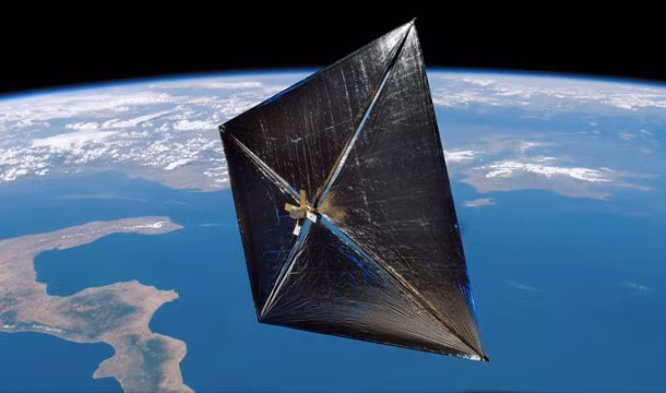 Trong cuốn truyện “Từ Trái đất lên Mặt trăng”, Jules Verne đã "tiên tri" chuyến du hành chinh phục Mặt trăng đầu tiên của nhân loại bằng một tàu vũ trụ làm từ nhôm, trong đó có những cánh buồm sử dụng năng lượng Mặt trời. Đến năm 2010, tiên đoán của Jules Verne đã thành sự thật khi tàu vũ trụ Ikaros sử dụng năng lượng Mặt trời để dùng cho cánh buồm.