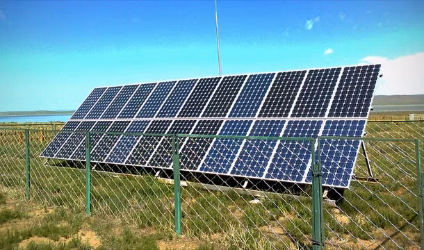 Năm 1911, Hugo Gernsback viết tác phẩm "Ralph 124C 41+", trong đó ông tiên đoán việc con người sử dụng năng lượng Mặt trời trong tương lai. 67 năm sau, năm 1978, những chiếc máy sử dụng năng lượng mặt trời lần đầu tiên đã được phát minh.