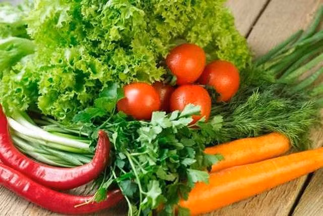 2. Không thích ăn rau xanh Rau lá xanh, đặc biệt là rau xanh đậm, rất giàu canxi và giàu chất dinh dưỡng như kali, magiê và vitamin C, có thể thúc đẩy sự hấp thụ và sử dụng canxi. Tuy nhiên, rất nhiều người không thích ăn rau, điều này càng làm tăng nguy cơ bị loãng xương. Kiến nghị mọi người nên ăn các loại rau như rau bina, cải bắp, rau diếp, cải xoăn, tỏi tây, súp lơ xanh… để cung cấp đủ canxi cho cơ thể.