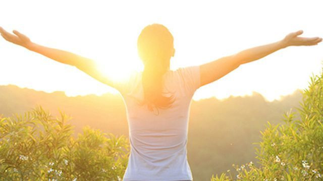 7. Ít tiếp xúc với ánh nắng Da của chúng ta có thể tự tổng hợp vitamin D dưới ánh nắng mặt trời. Loại vitamin này giúp cơ thể chúng ta hấp thụ và sử dụng canxi tốt hơn. Vì vậy, mỗi ngày chỉ cần bỏ 20 phút “đắm mình” dưới ánh nắng mặt trời cũng là cách bổ sung canxi vừa an toàn lại hiệu quả. Tuy nhiên, mọi người cần phải chú ý, tiếp xúc với ánh nắng mặt trời vào buổi sáng hoặc buổi chiều để không gây kích ứng da và tránh tình trạng say nắng.