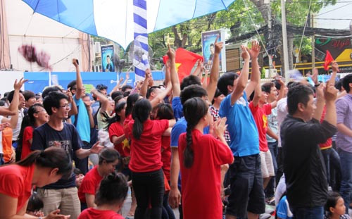 Phút 74 hiệp thi đấu thứ 2, hàng nghìn người reo hò mừng vui vì đội U23 Việt Nam ghi bàn gỡ hoà.