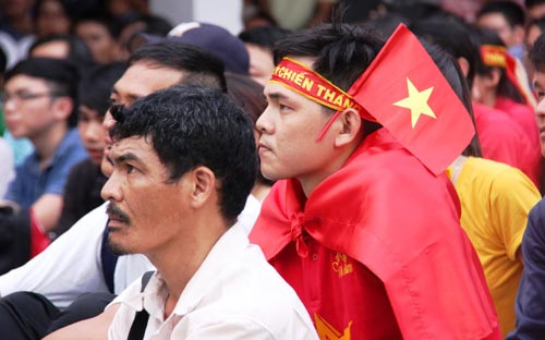 Có những giây phút căng như dây đàn trên sân bóng khiến các cổ động viên nín thở.