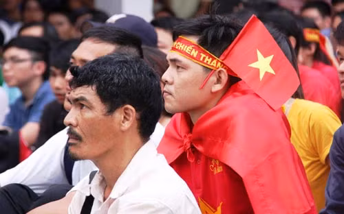 Có những giây phút căng như dây đàn trên sân bóng khiến các cổ động viên nín thở.