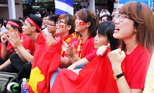 Mỗi đường bóng được các chàng trai áo trắng (màu áo thi đấu trận bán kết của các cầu thủ Việt Nam) chuyền cho nhau hướng về khung thành đối phương khiến cả sân nhà văn hoá như bùng nổ. Người đi đường và du khách quốc tế cũng bị cuốn hút trước không khí nồng nhiệt của bóng đá.