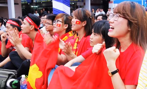 Mỗi đường bóng được các chàng trai áo trắng (màu áo thi đấu trận bán kết của các cầu thủ Việt Nam) chuyền cho nhau hướng về khung thành đối phương khiến cả sân nhà văn hoá như bùng nổ. Người đi đường và du khách quốc tế cũng bị cuốn hút trước không khí nồng nhiệt của bóng đá.
