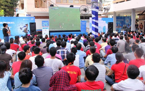 Tất cả đều háo hức hướng về khoảng sân rộng lớn có màn hình 300 inches cổ vũ trận bán kết bóng đá Seagame 28 giữa 2 đội tuyển U23 Việt Namvà U23 Myanmar diễn ra lúc 13h (giờ Singapore là 14h).
