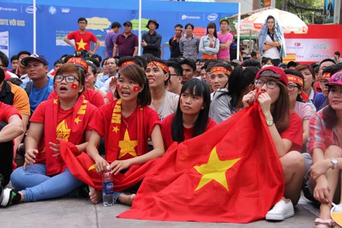 Khi đội bạn mở tỷ số sau quả đá phạt đền, hàng nghìn người tại sân nhà văn há Thanh niên như nghẹt thở, những giọt nước mắt đã rơi trên gương mặt của các bạn nữ.