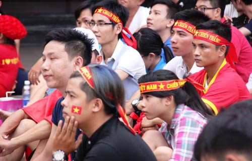 Những khuôn mặt thoáng buồn, căng thẳng khi U23 VN bị dẫn trước.