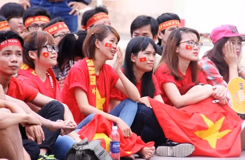 Khi trọng tài thổi còi khai cuộc, khoảng sân với sức chứa hàng nghìn cổ động viên đã không còn chỗ trống. Tất cả bất chấp cái nắng nóng như thiêu đốt giữa trưa hè, trong đó có khá nhiều cổ động viên xinh xắn cuồng nhiệt với bóng đá.