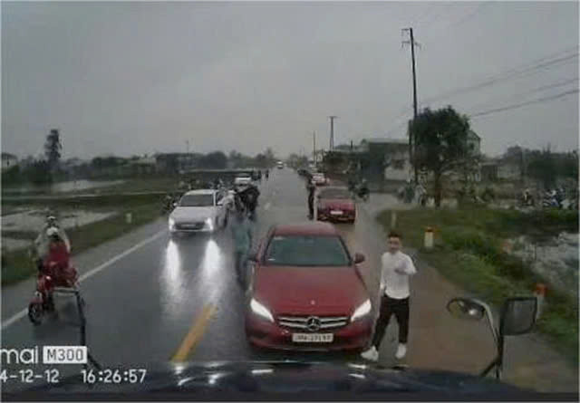 Xử phạt tài xế xe Mercedes dừng giữa đường ngược chiều ở Hà Tĩnh Xu phat tai xe xe Mercedes dung giua duong nguoc chieu o Ha Tinh