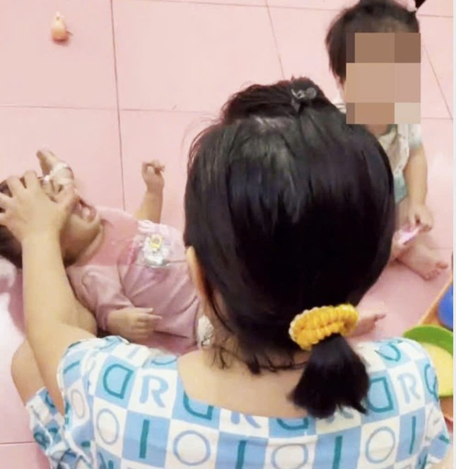 Tam giu nguoi phu nu giat toc, tat vao mieng tre khi cho an