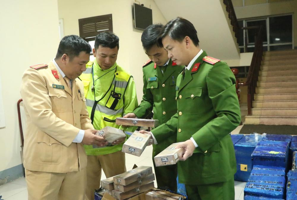 Bắt giữ 2 đối tượng vận chuyển hơn 35.000 gói thuốc lá lậu Bat giu 2 doi tuong van chuyen hon 35.000 goi thuoc la lau