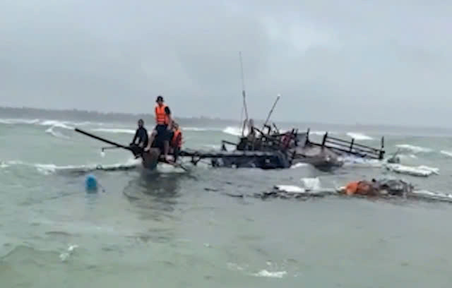 Ứng cứu kịp thời 14 ngư dân Quảng Bình gặp nạn trên biển Ung cuu kip thoi 14 ngu dan Quang Binh gap nan tren bien